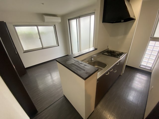 居室・リビング　床色が落ち着いた色合いで綺麗です♪