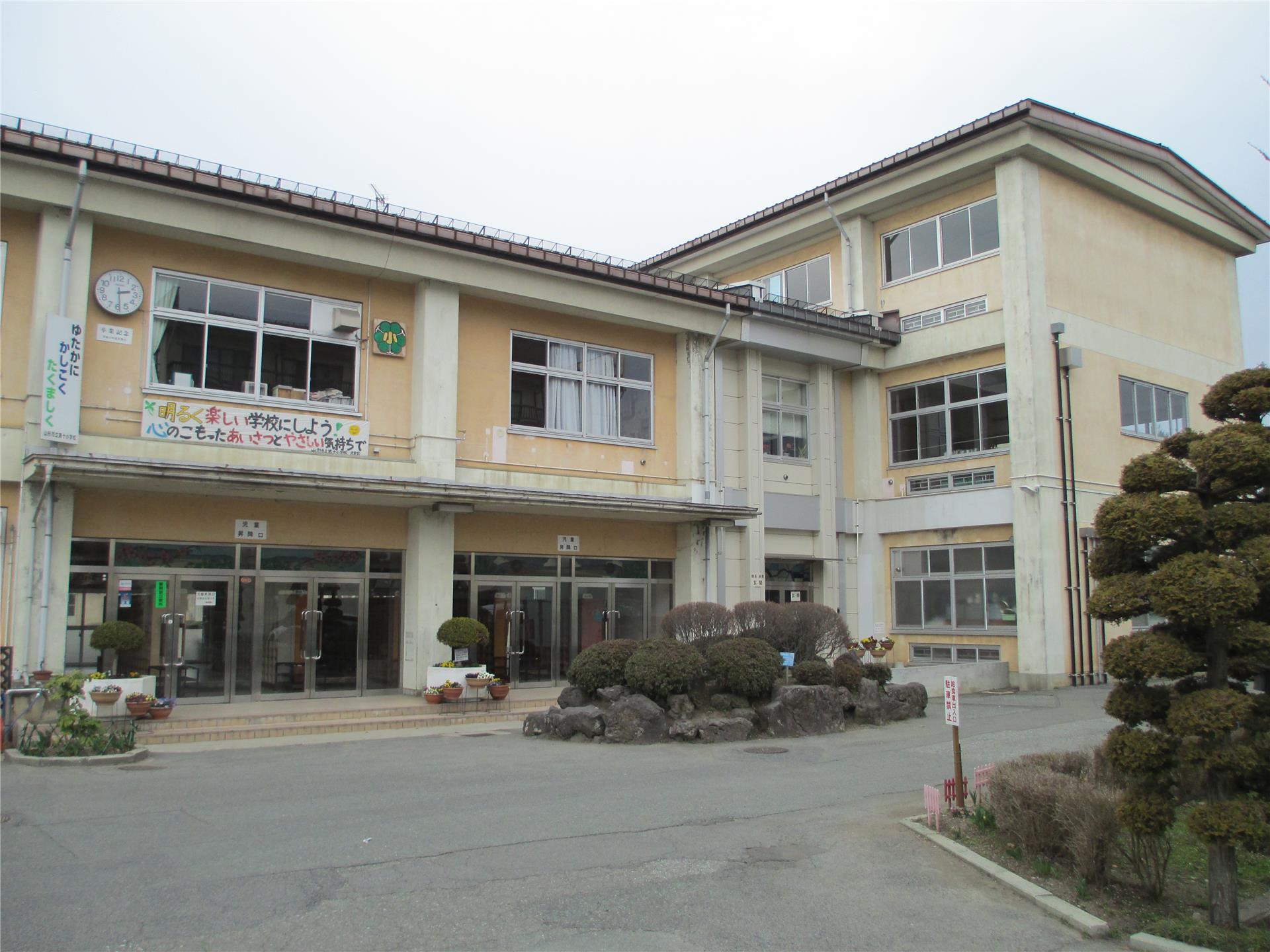 小学校　山形第十小学校（小学校）まで2000m