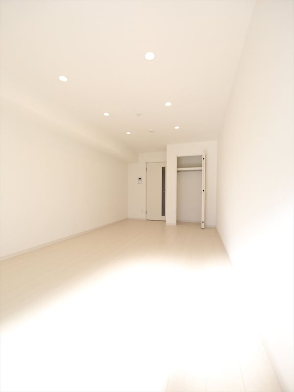 居室・リビング　洋室9.9帖　クローゼット付（収納充実してます）　同仕様写真