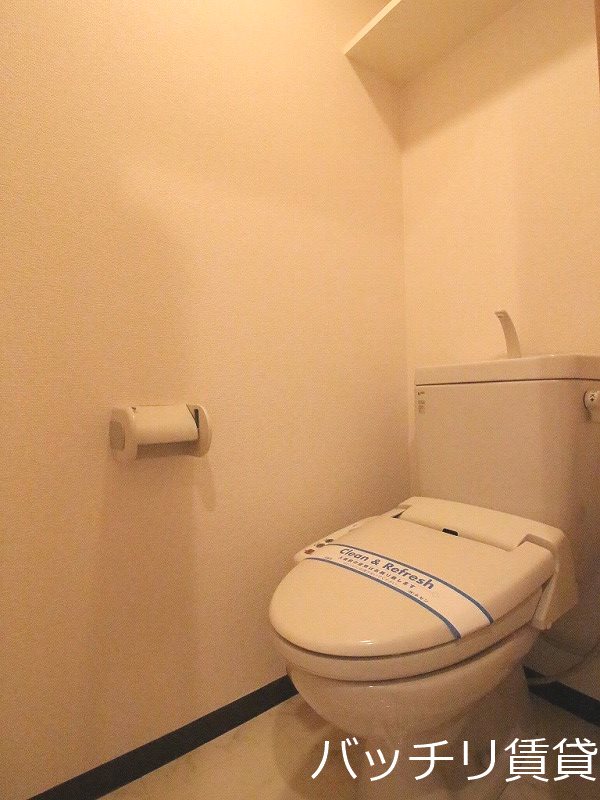 トイレ　画像は同型反転タイプの為、現況を優先いたします。