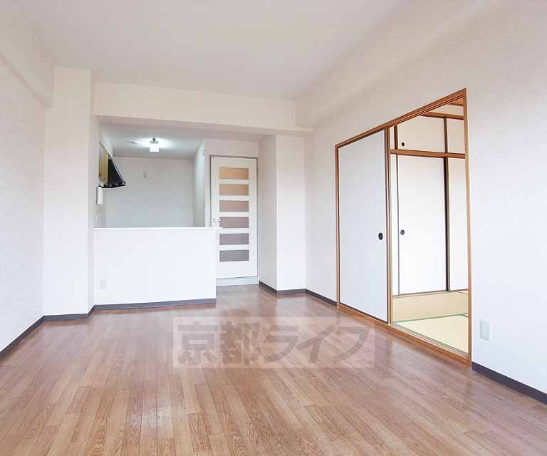 居室・リビング　明るい色の室内となってます