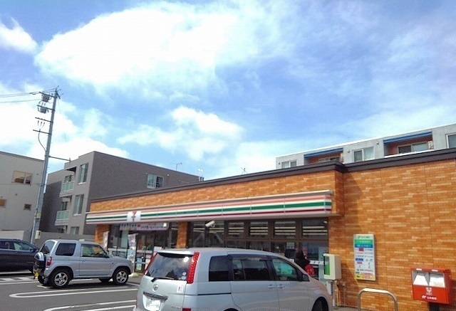 コンビニ　セブンイレブン札幌本町１条（コンビニ）まで300m