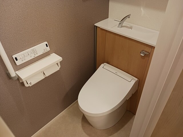 トイレ　落ち着いた色調のトイレです