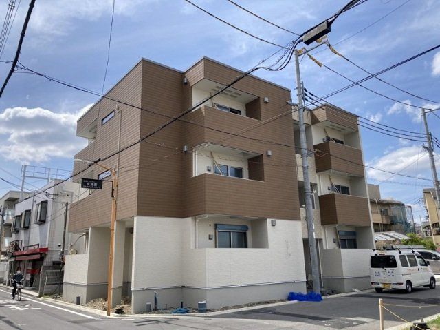 建物外観　3階建てのスマートな建物です。