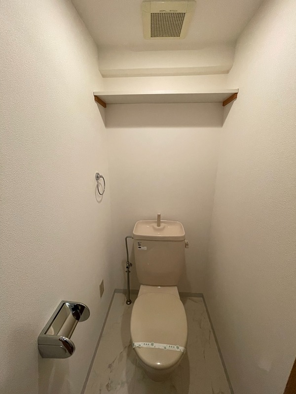 トイレ　同物件別部屋写真