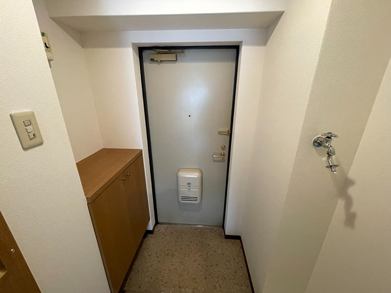 玄関　同物件別部屋写真