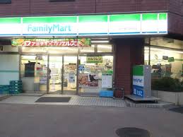 コンビニ　ファミリーマート自然教育園前店（コンビニ）まで93m