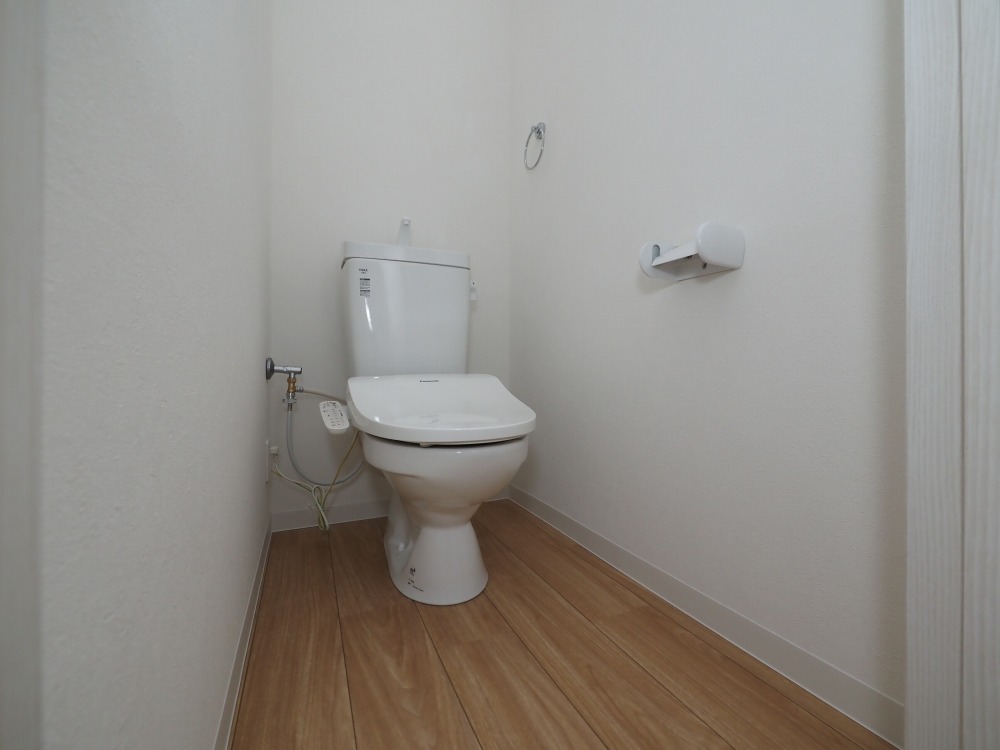 トイレ　落ち着いた色調のトイレです