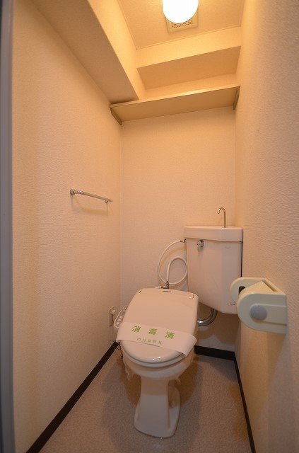 トイレ　別号室の写真です。