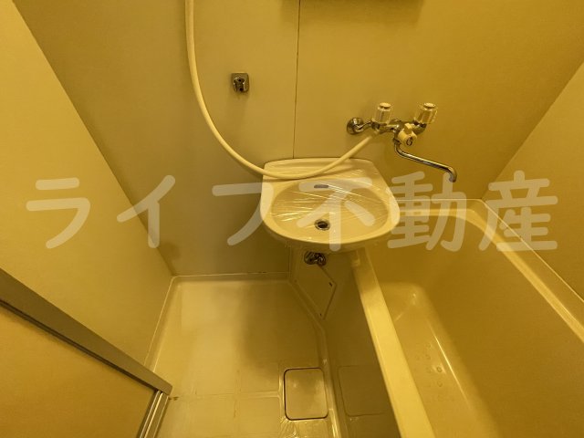 洗面設備　明るい洗面所です