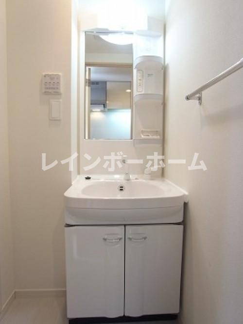 洗面設備　ゆったりとスペースのある洗面所