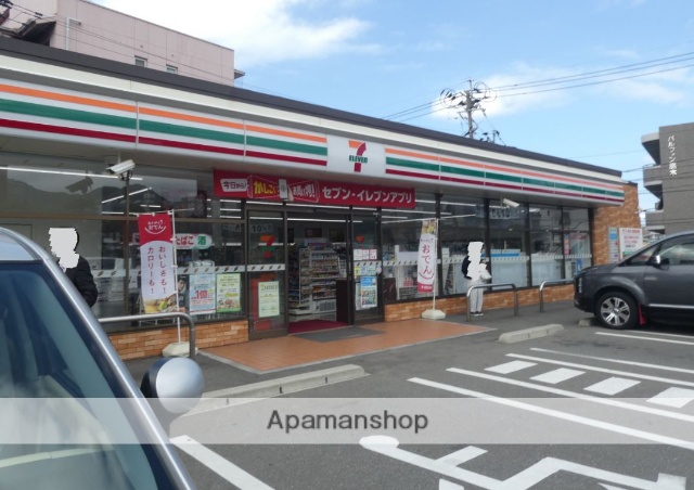 コンビニ　セブンイレブン（コンビニ）まで675m