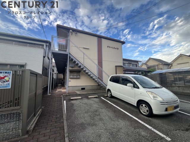 建物外観　敷地内に駐車場があります♪