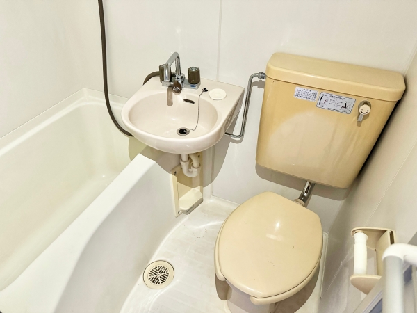 バス・シャワールーム　お風呂とトイレが一体型なので浴槽との隙間がなくお掃除しやくな