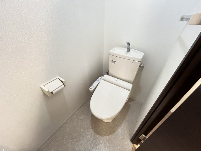 トイレ　落ち着いた色調のトイレです