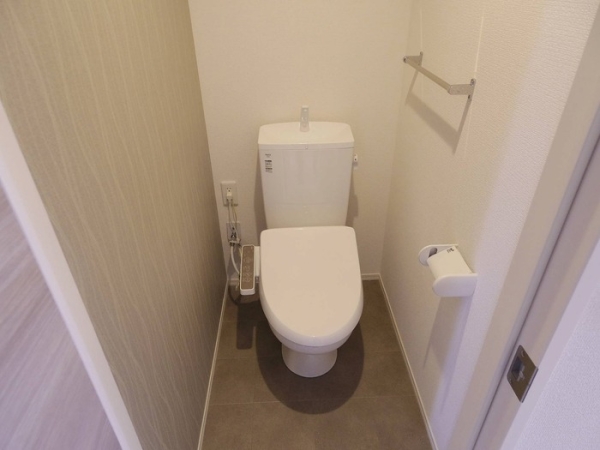 トイレ　温水シャワー付きトイレです