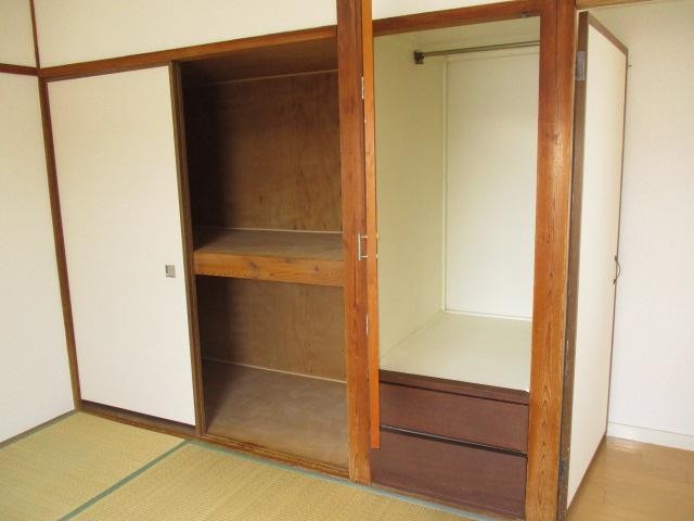 収納　洋服も掛けられる和室の収納です☆