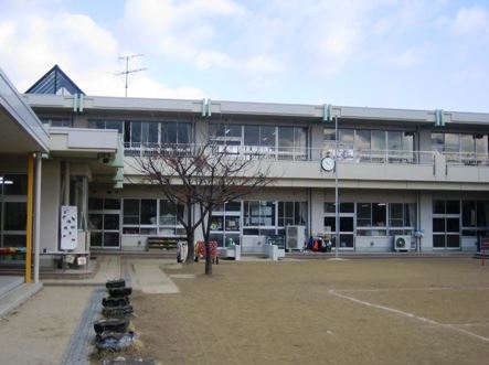 幼稚園・保育園　小信保育園（幼稚園・保育園）まで800m