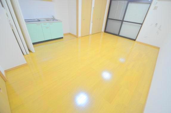 居室・リビング　朝には心地よい光が差し込む、このお部屋でお休みください。