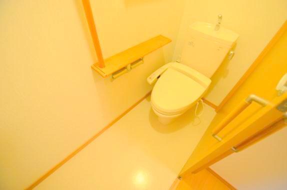 トイレ　綺麗なトイレにはウォシュレット標準装備です。