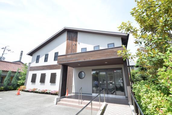 建物外観　存在感のある外観は落ちついた色合いで、堂々としていますね。