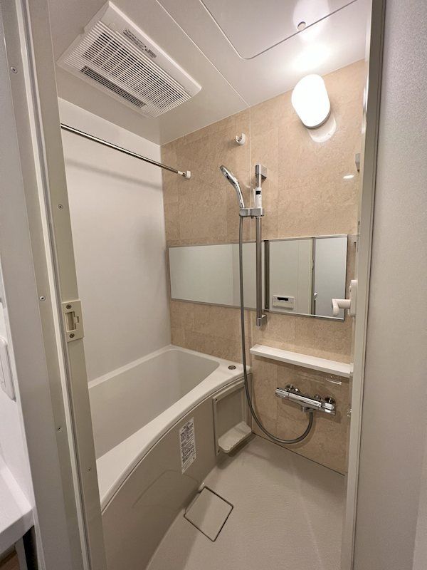 バス・シャワールーム　※同タイプの別のお部屋です。