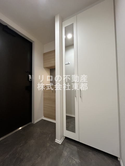 玄関　玄関には姿見があるので、お出かけ前にチェックできます♪