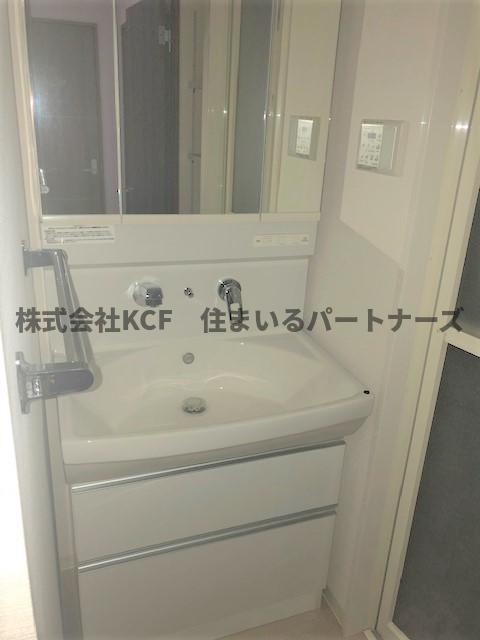 洗面設備　ゆったりとスペースのある洗面所