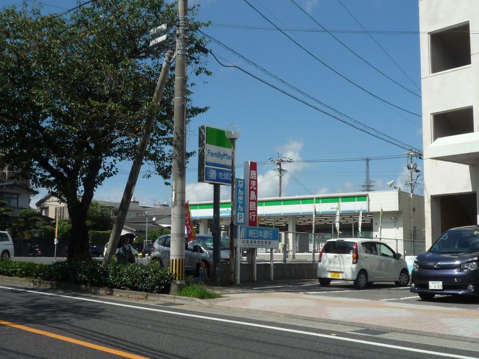 コンビニ　ファミリーマート（コンビニ）まで960m
