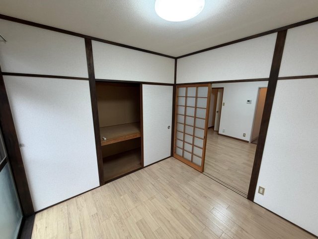 収納　床が木目調の明るいお部屋です！