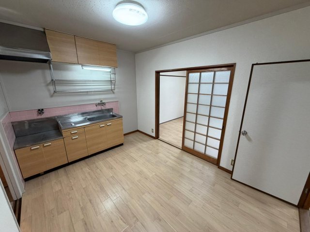居室・リビング　扉を開けることで、奥の居室も開放的に利用できます。