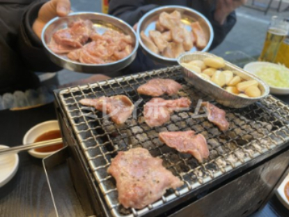 飲食店　かまたでおにく（飲食店）まで51m