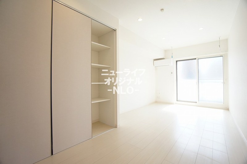 居室・リビング　白を基調とした明るいお部屋で、インテリアが映えます