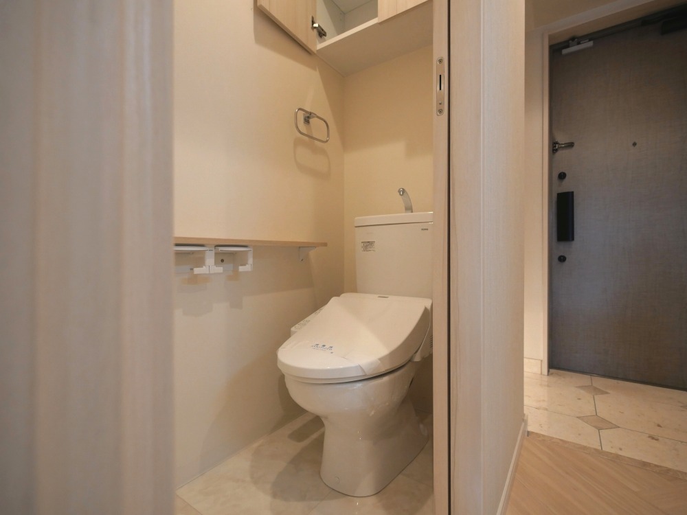 トイレ　落ち着いた色調のトイレです