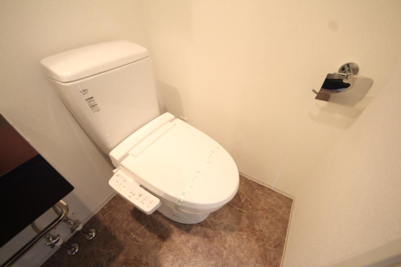 トイレ　落ち着いた色調のトイレです