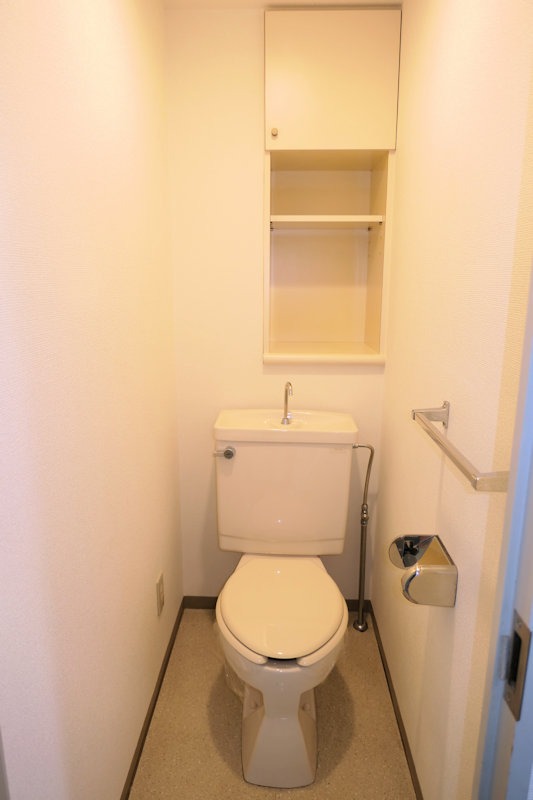 トイレ　シンプルなトイレは収納棚付き！