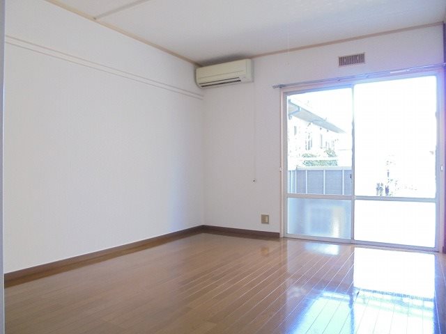 居室・リビング　写真は1-B号室です。(参考)