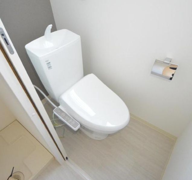 トイレ　落ち着いた色調のトイレです