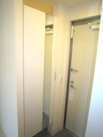 玄関　※同タイプの部屋写真です