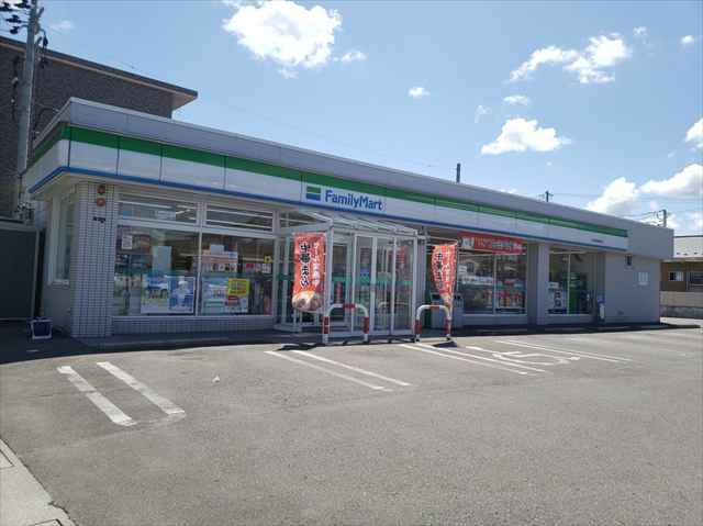コンビニ　ファミリーマート（コンビニ）まで945m