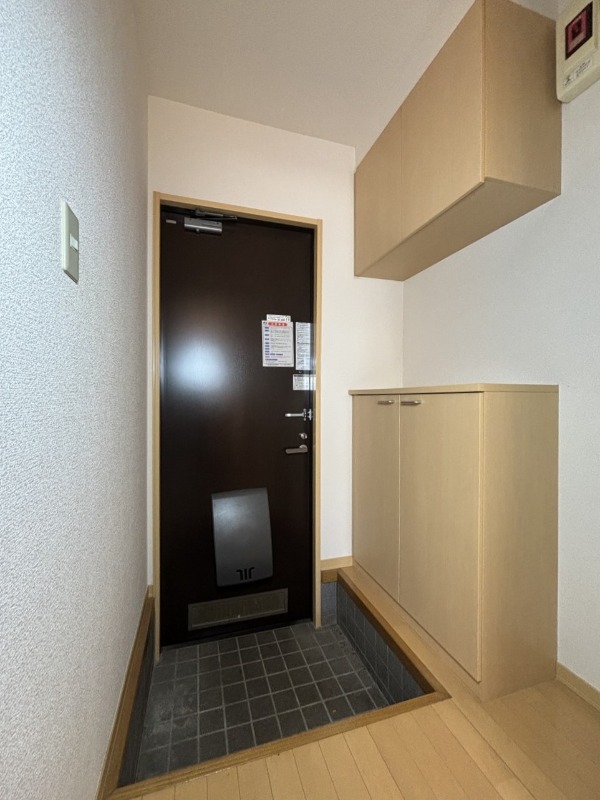 玄関　※別号室の写真となります