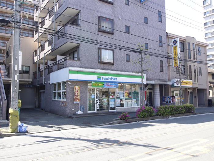 コンビニ　ファミリーマート（コンビニ）まで230m