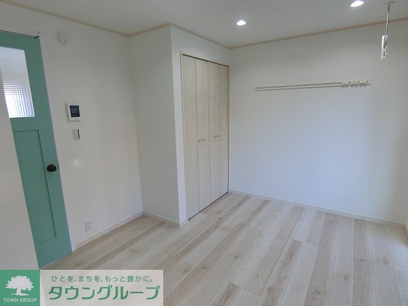 居室・リビング　白が基調の明るい室内！広々！（1階はテラスです）