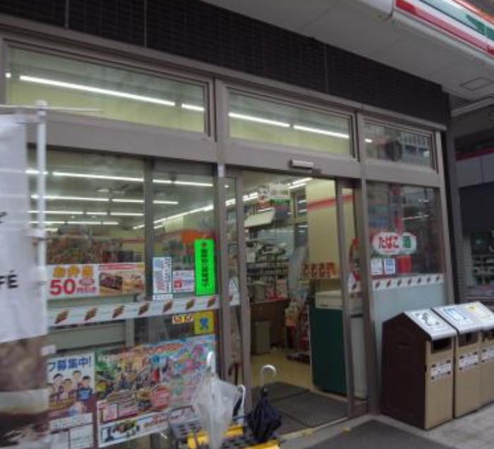 コンビニ　セブンイレブン中央区新川2丁目店（コンビニ）まで50m