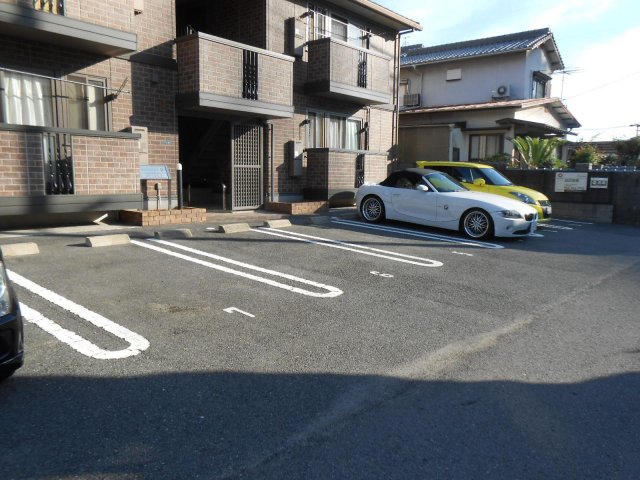 駐車場　二重白線で停めやすい駐車場♪