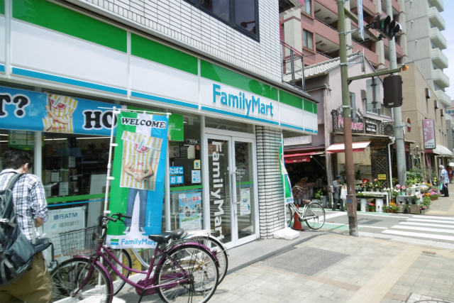 コンビニ　ファミリーマート（コンビニ）まで526m