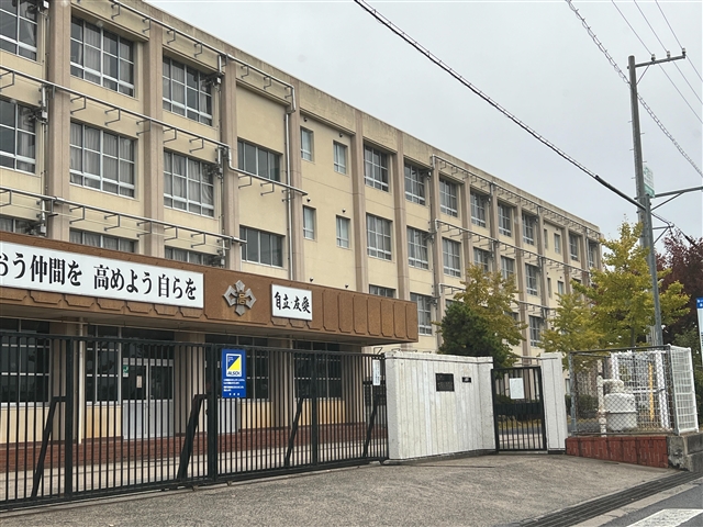 中学校　高松市立古高松中学校（中学校）まで1158m