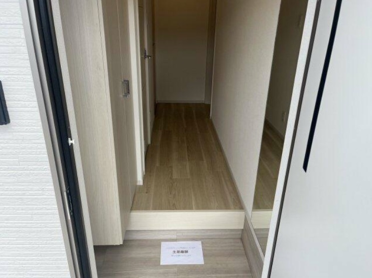 玄関　※同建物の別のお部屋の写真です。