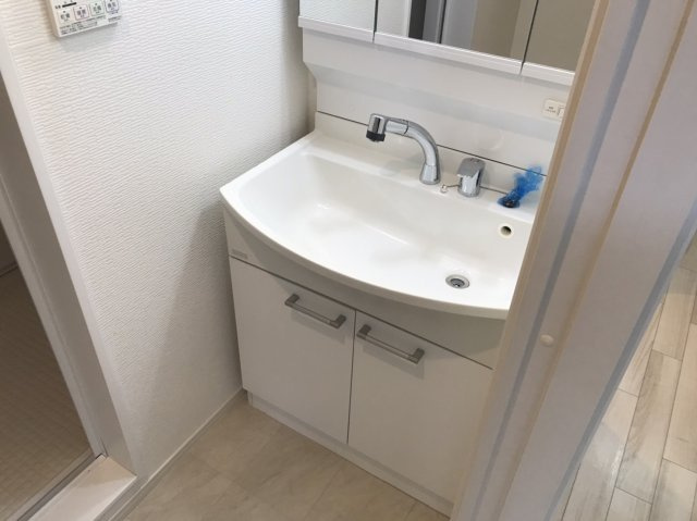 洗面設備　※同建物の別のお部屋の写真です。