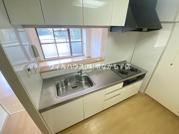 キッチン　３口コンロ付きシステムキッチン！